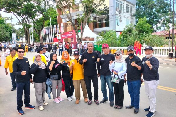 Sejumlah Relawan antar Hadianto Rasyid dan Imelda Liliana Mendaftarkan Diri sebagai Pasangan Calon Wali Kota dan Wakil Wali Kota Palu