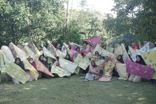 Pelatihan Ecoprinting Bersama Para Pelaku UMKM dan Orang Muda : Kreativitas Ramah Lingkungan dan Peluang Usaha