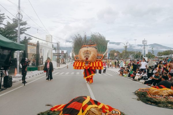 Antusiasme Warga Menikmati Pertunjukan Reog Ponorogo : UNESCO Resmikan Reog Ponorogo sebagai Budaya Tak Benda