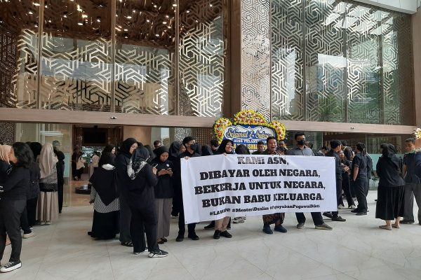 Demo Pegawai ke Menteri Dikti Satryo Soemantri : Kami Bukan Babu Keluarga