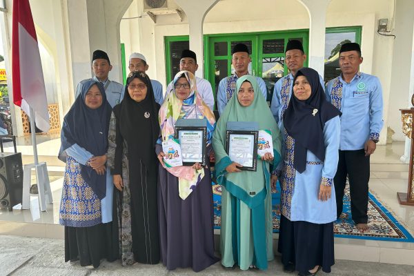 Keterangan foto: Ketua DPD BKPRMI Kota Palu, Dawud Asroh didampingi pengurus LPPTKA-BKPRMI saat menyerahkan secara simbolis SK kepada salah satu TPA di Kota Palu, beberapa bulan yang lalu. (Foto: Dok. DPD BKPRMI Palu)