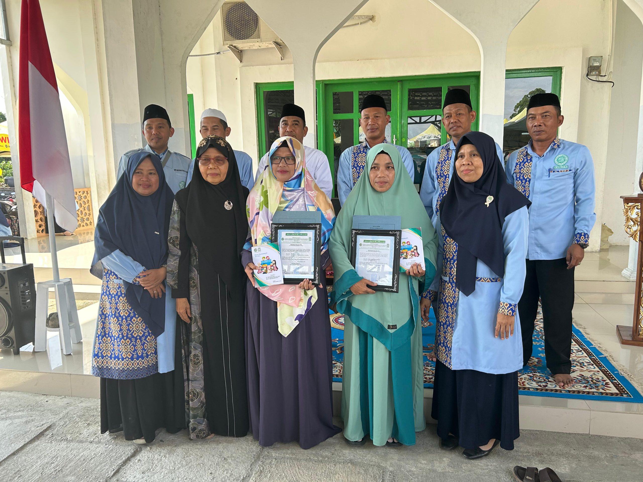 Keterangan foto: Ketua DPD BKPRMI Kota Palu, Dawud Asroh didampingi pengurus LPPTKA-BKPRMI saat menyerahkan secara simbolis SK kepada salah satu TPA di Kota Palu, beberapa bulan yang lalu. (Foto: Dok. DPD BKPRMI Palu)