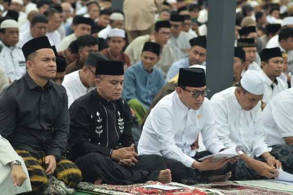 Ribuan Warga Palu Tunaikan Salat Iduladha 1446 H di Lapangan Vatulemo