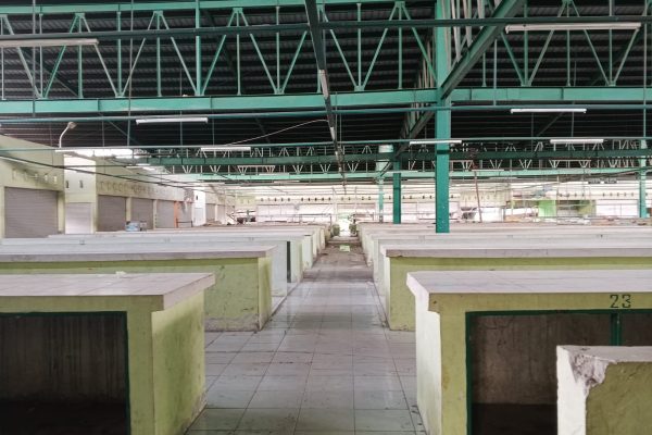 Revitalisasi Pasar Tavanjuka : Pedagang Pindah Jualan di Halaman Pasar